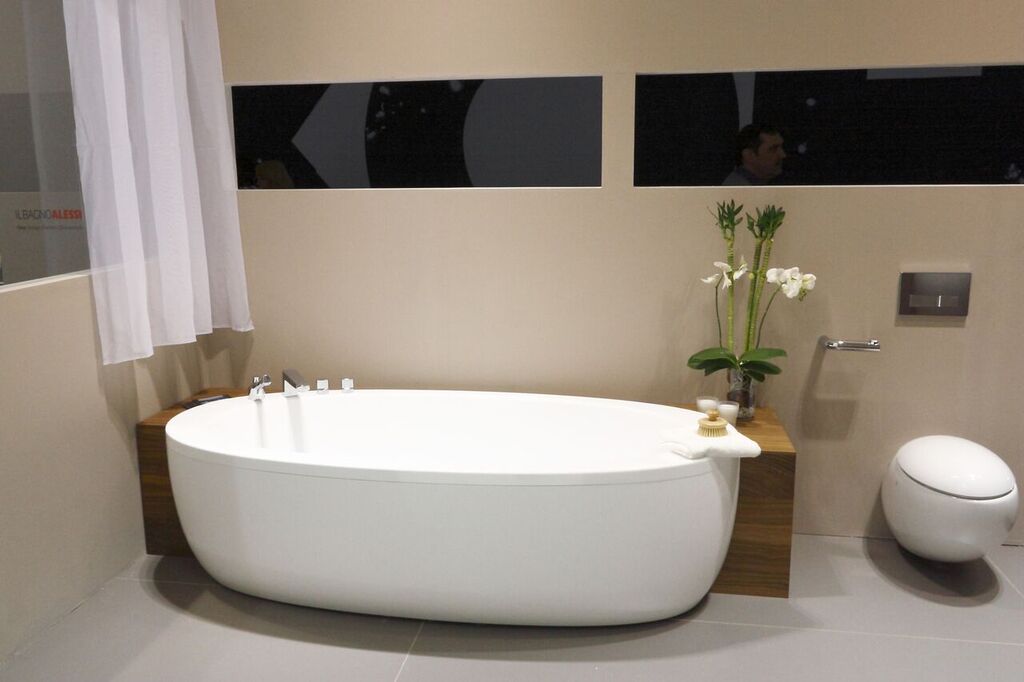 big oval bathtub